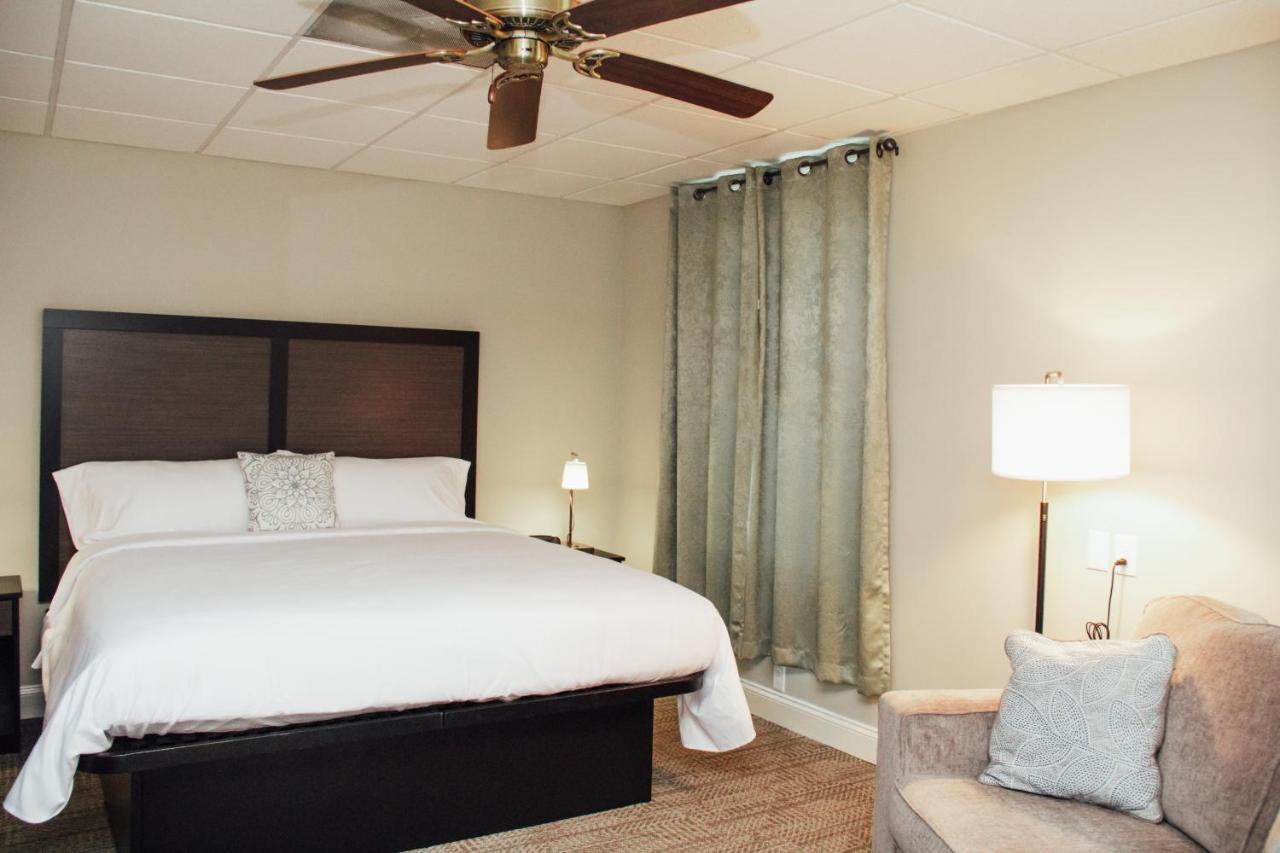 Country Squire Inn And Suites New Holland Екстериор снимка