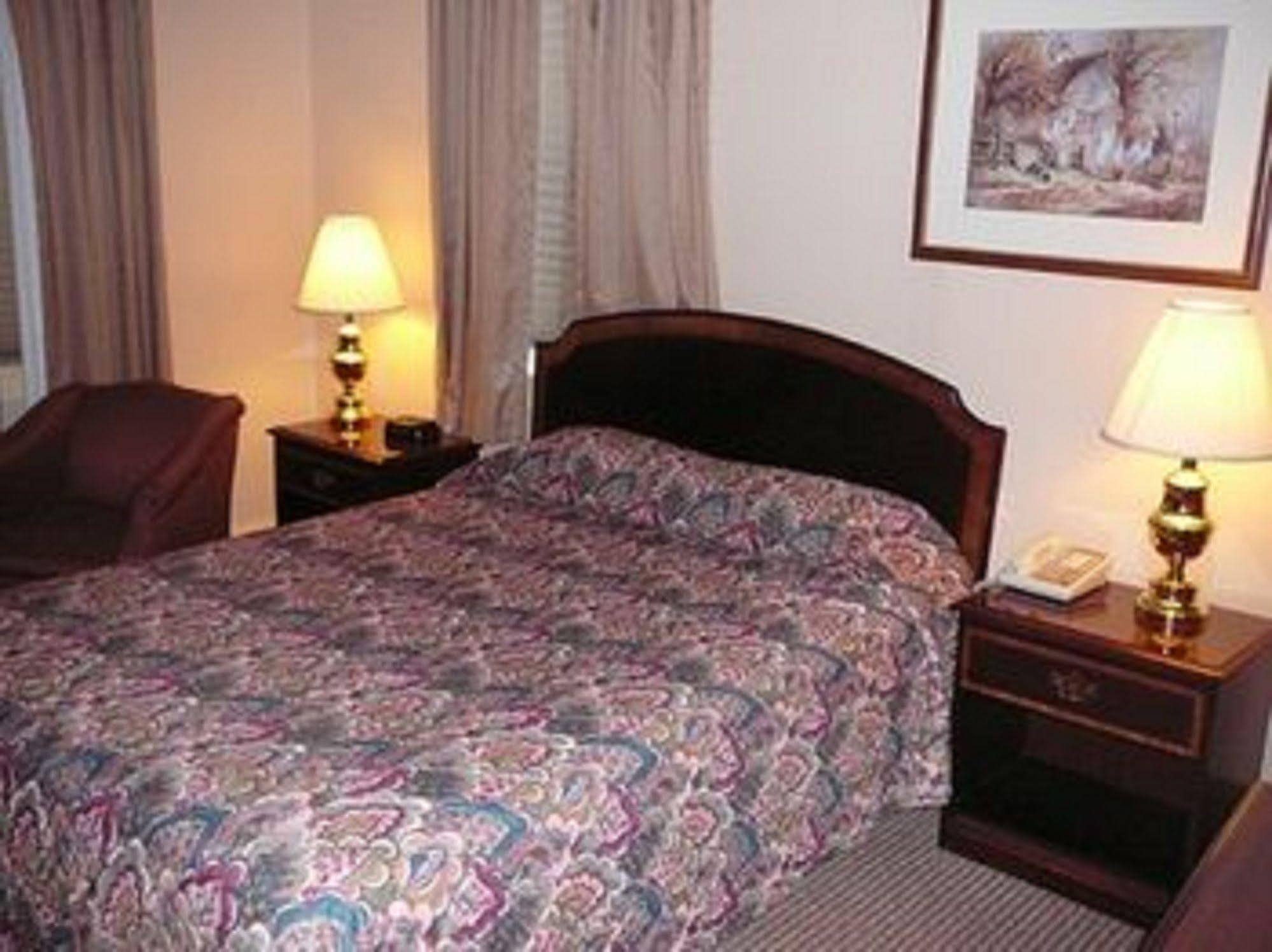 Country Squire Inn And Suites New Holland Екстериор снимка